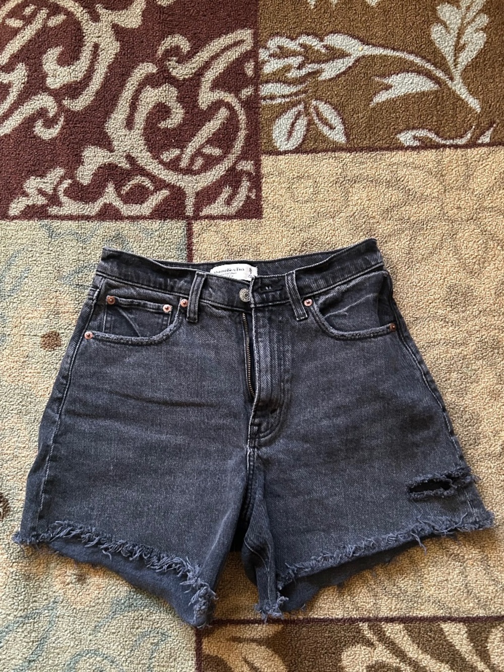 Abercrombie the dad short high rise black with thigh distress size 26